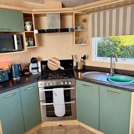 Stylish Inviting 2 Bedroom Caravan With Sea View East Mersea Exterior foto